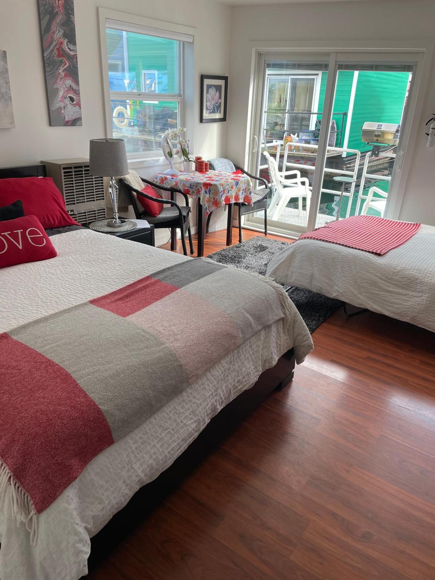 A Float Home B&B In Fisherman'S Wharf Victoria Eksteriør billede