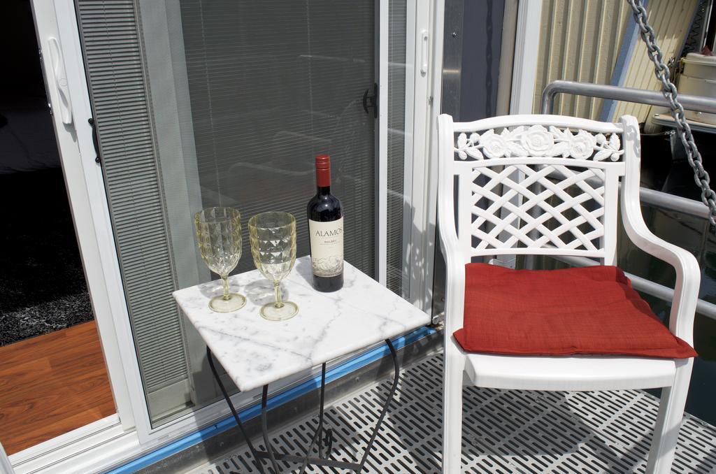 A Float Home B&B In Fisherman'S Wharf Victoria Eksteriør billede