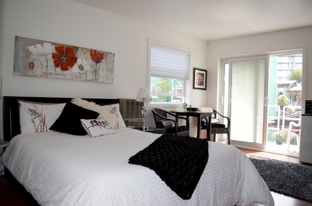 A Float Home B&B In Fisherman'S Wharf Victoria Eksteriør billede